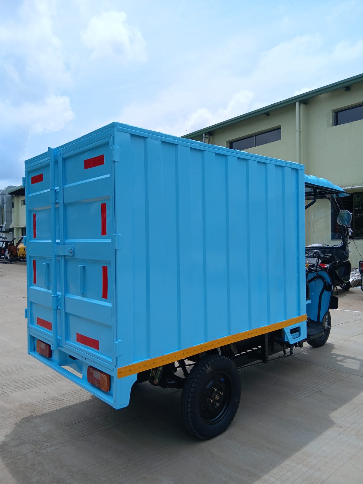 Voltus Leo+ electric loader cargo box, rear view