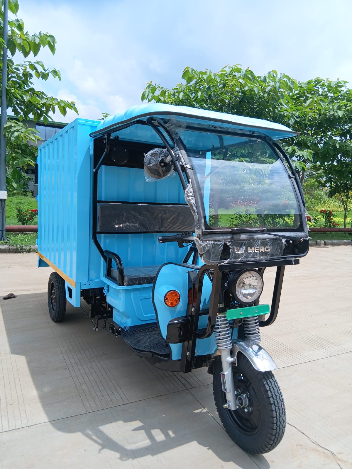 Voltus Leo+ electric loader, front right view