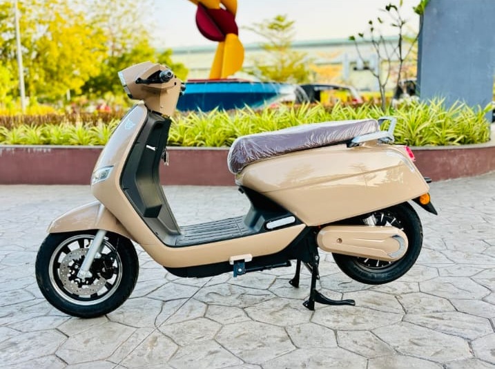 DLX Gold RTO electric scooter in champagne gold, side view