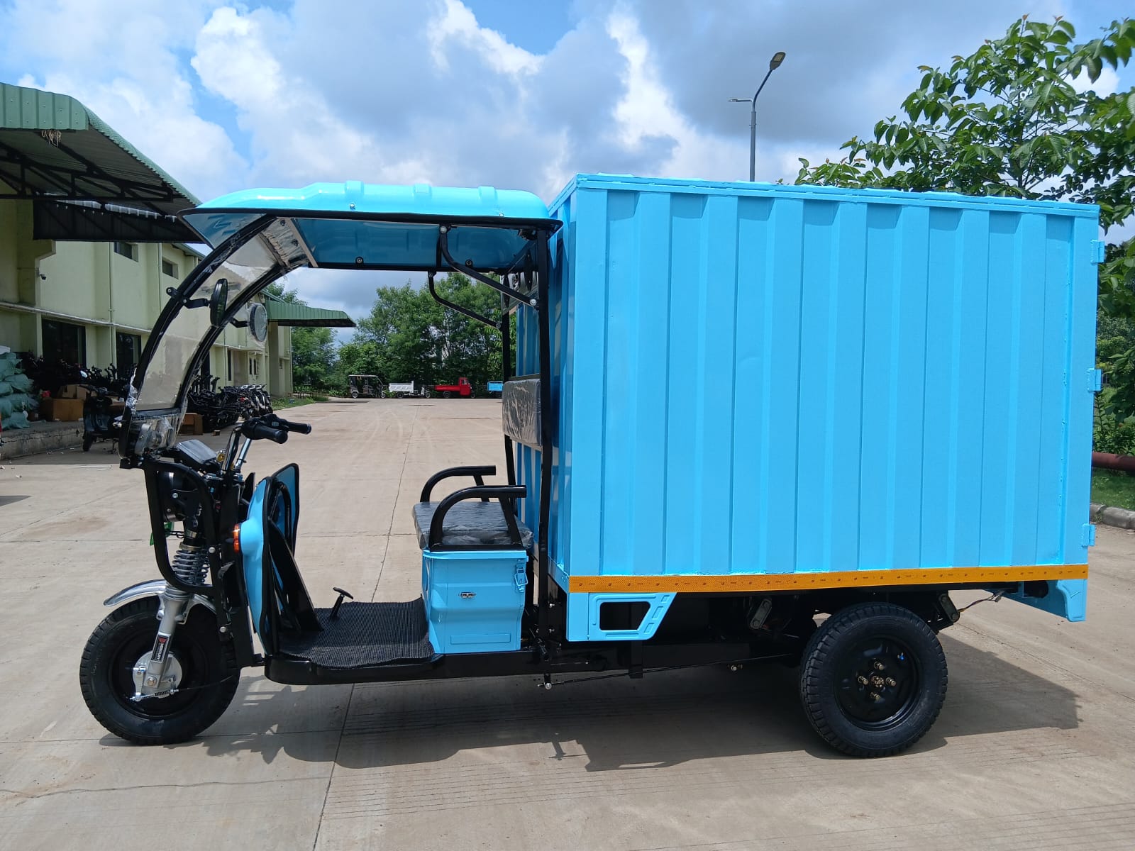 Voltus Leo+ electric loader with cargo box, side view