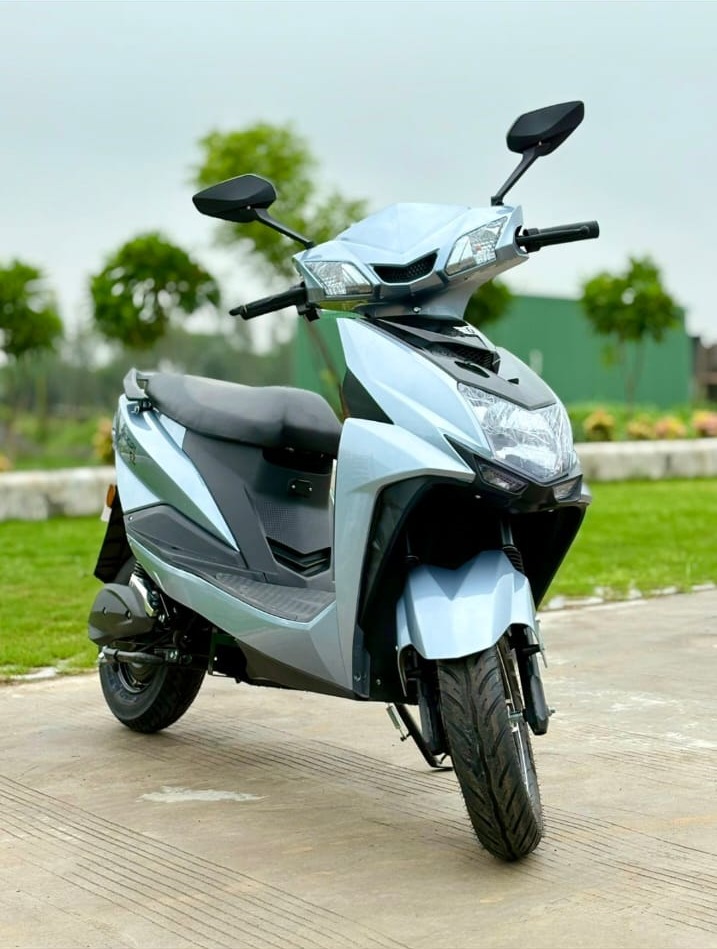 EZ Non-RTO Mid Variant electric scooter in silver, front three-quarter view