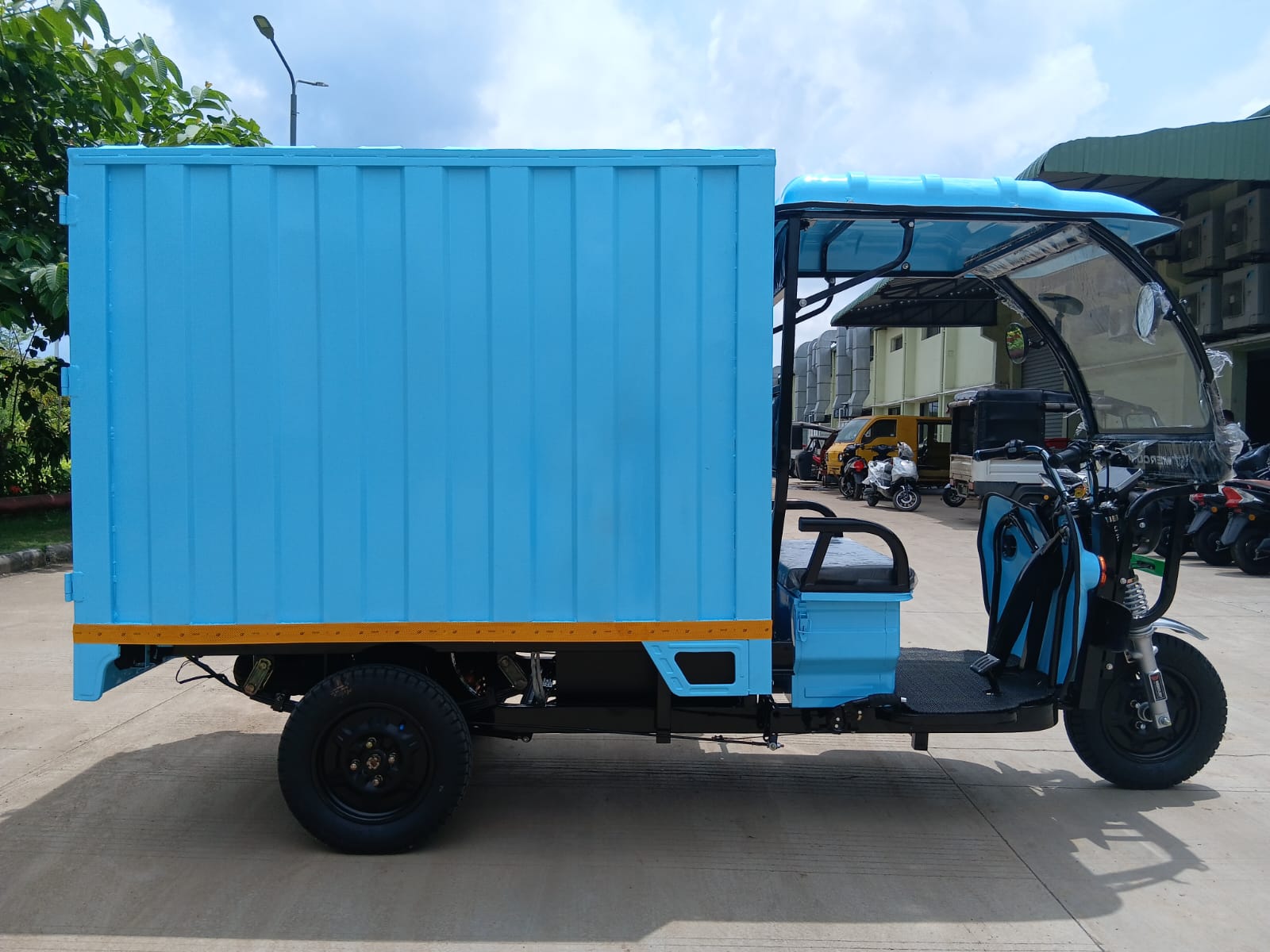 Voltus Leo+ electric loader, right side view
